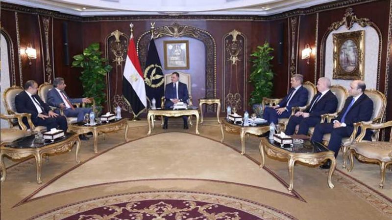 وزير الداخلية يستقبل