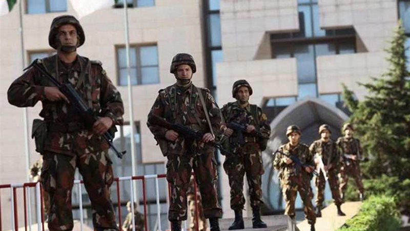 الجيش الجزائري يلقي