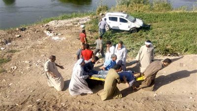 فريق متابعة صحة أسيوط ينقذ حياة شاب انقلبت به سيارته..صور