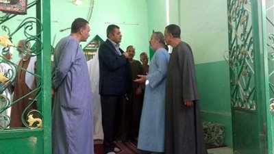 رئيس مدينة صدفا يلتقي بالأهالي عقب صلاة الجمعة لمناقشة المشاكل..(صور)