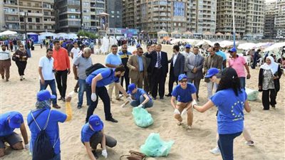 بالصور.. 300 متطوع يشاركون اليوم في تنظيف شاطئ السرايا العام