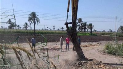 إزالة ٩ كباري بناها الأهالي على ترع أبو قرقاص