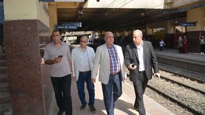 فضالي وصبرة يتفقدان محطات مترو المرج استعدادًا لاستقبال العام الدراسي الجديد