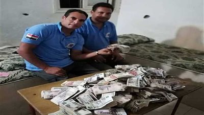 طاقم سيارة إسعاف بكفر الشيخ يسلم مبلغ 870 ألف جنيه عُثر عليه بحوزة مصابين