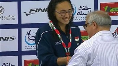 رويدا هشام تتوج بذهبية سباق 200 متر فراشة في بطولة إفريقيا للسباحة بالجزائر