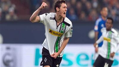 مونشنجلادباخ يفوز على شالكه 2-1 في الدوري الألماني