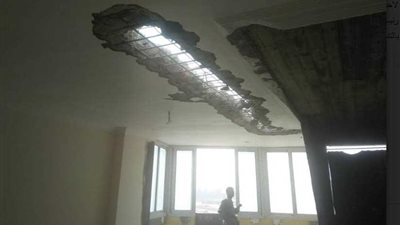 إزالة الطوابق الخالية من السكان بعقار مخالف بالمعصرة (صور)