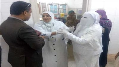 محافظ أسيوط يحيل 22 طبيبا وممرضة للتحقيق.. صور