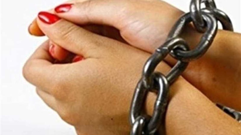 ضبط فتاتين لاحتيالهما