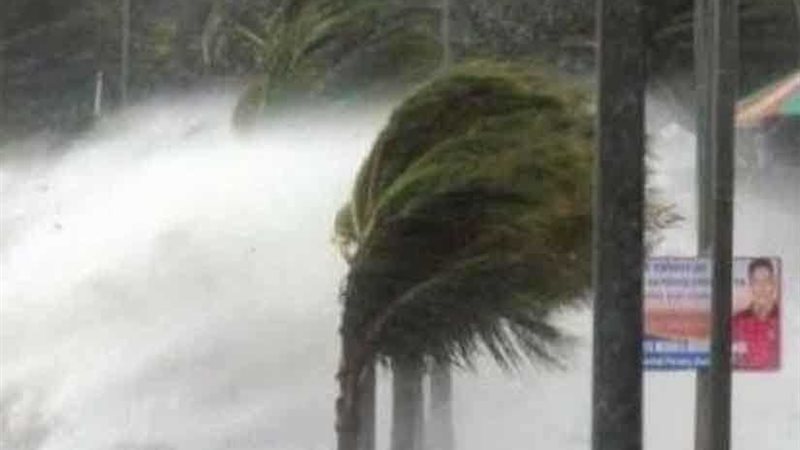 إعصار مخيف يضرب الفلبين