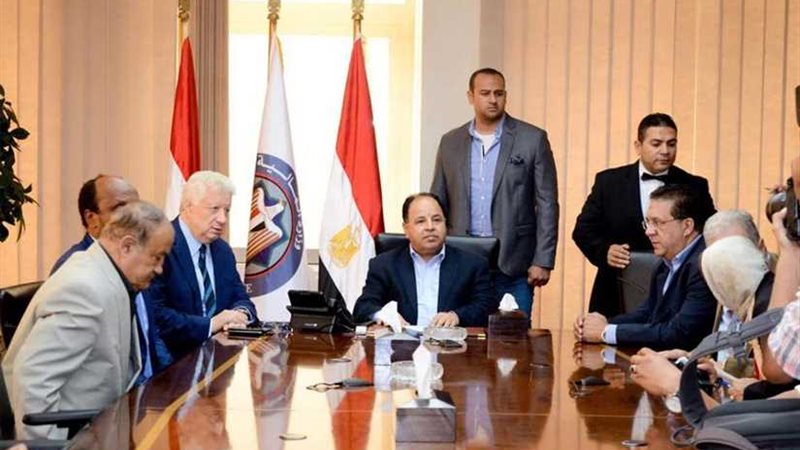 وزير المالية يشيد