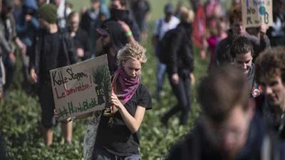 إصابة 9 نشطاء إثر تفريق الشرطة الألمانية احتجاجا ضد منجم للفحم