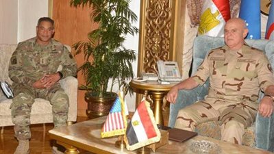 رئيس الأركان يلتقي قائد القوات البرية بالقيادة المركزية الأمريكية