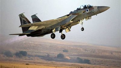 طائرات الاحتلال تستهدف مجموعة من الشباب على حدود غزة