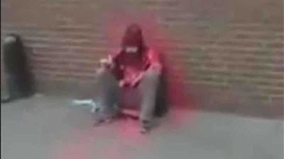 وفاة رجل بلا مأوى بعدما رش نفسه باللون الأحمر