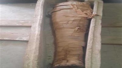 الآثار: العثور على تابوت حجري بداخله مومياء بالبر الغربي بأسوان (صور)