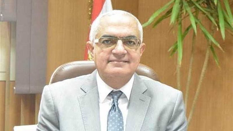 عبدالباسط قائمًا