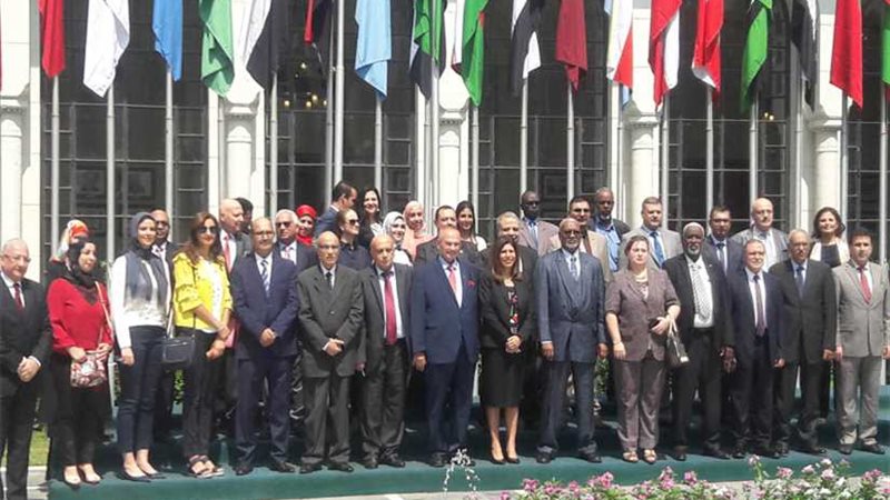 بدء أول اجتماع عربي