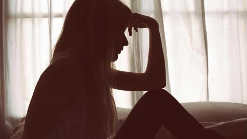 يرغمها على ممارسة