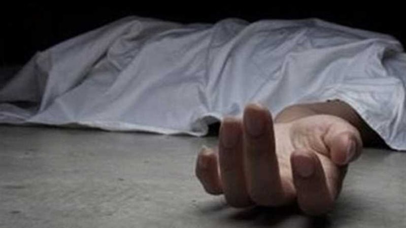 مصرع عامل بعد تناوله