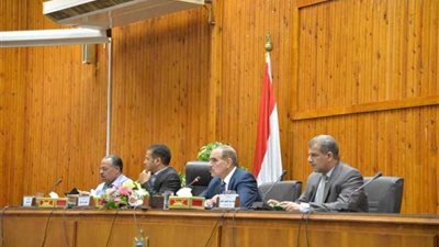 محافظ أسيوط يلتقي أعضاء مجلس النواب ويؤكد عقد لقاءات دورية لبحث مشاكل المواطنين