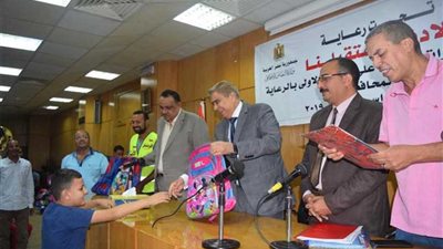 محافظ المنيا يوزع حقائب مدرسية على الطلاب الأولى بالرعاية