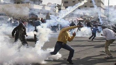 إصابة عشرات الفلسطينيين بالاختناق في مواجهات مع الاحتلال بالقدس