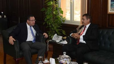 محافظ الإسكندرية يبحث سبل توطيد العلاقات مع قنصل عام فلسطين