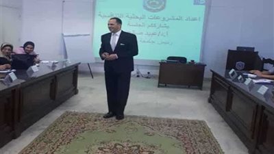رئيس جامعة دمنهور يفتتح دورة إعداد المشروعات البحثية التنافسية