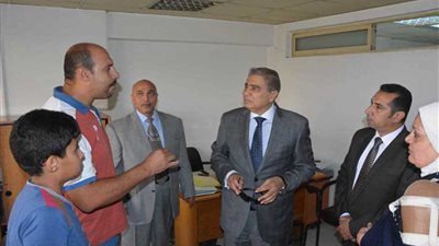 محافظ المنيا يتفقد مقر جهاز تنمية المشروعات الصغيرة لمتابعة الأنشطة والخدمات