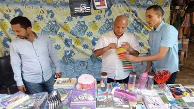 رئيس مركز سمالوط بالمنيا يتفقد معرض كلنا واحد للادوات المدرسية