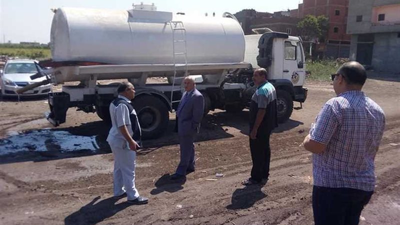 رش المياه أمام منزله..