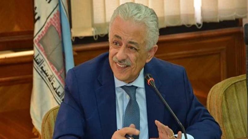 شوقي يوقع قرارا بتعديل