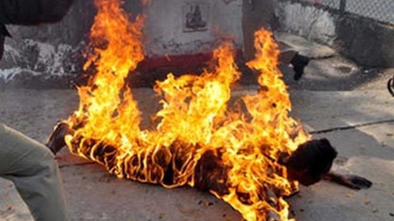 تحرق نفسها لمنع إيداع