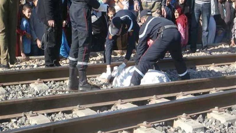 مصرع شاب تحت عجلات