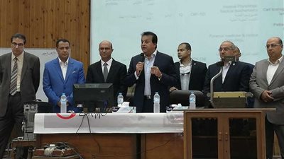 وزير التعليم العالي يلتقي طلاب الطب بجامعة أسيوط.. صور