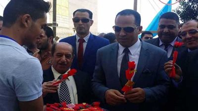 رئيس جامعة دمنهور يستقبل الطلاب بالأعلام والورود