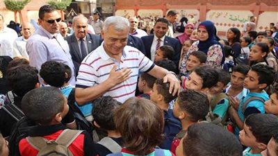 محافظ المنوفية يشارك الطلاب طابور الصباح