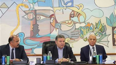 جولة لوزير قطاع الأعمال بشركات الأدوية الحكومية