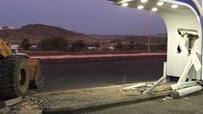 لصوص يسرقون ماكينة (ATM) لأحد البنوك بـ 