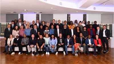 شاهد.. فيفا يجمع ميدو وأساطير الكرة إستعدادًا لحفل توزيع جوائز الأفضل في العالم