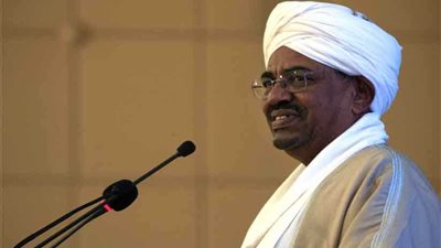 الرئيس البشير يمنح سفير مصر بالسودان وسام النيلين من الطبقة الأولى