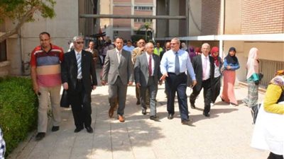 رئيس جامعة أسيوط يجري جولة تفقدية داخل عدد من الكليات.. (صور)