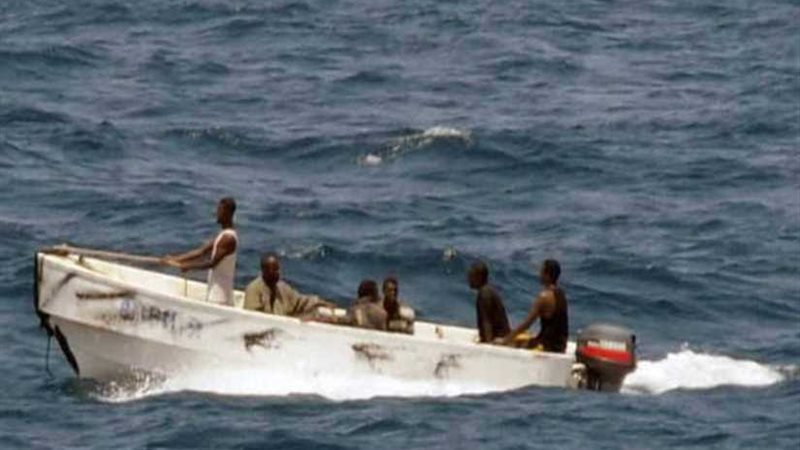 قراصنة يختطفون 12