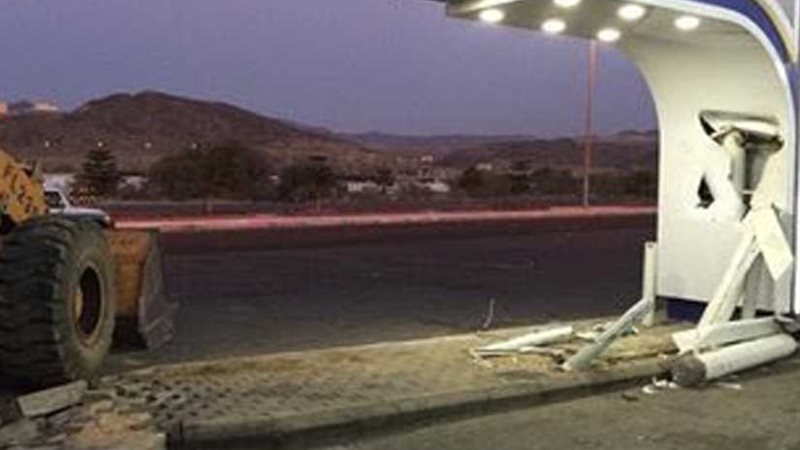 لصوص يسرقون ماكينة