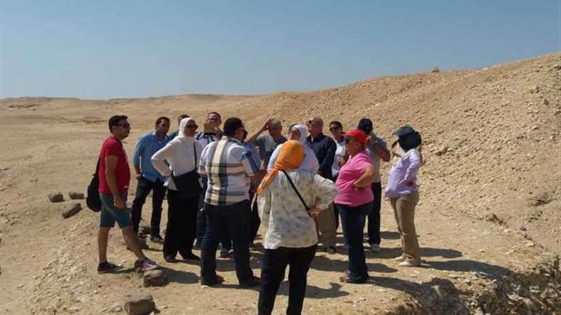 بالصور.. رواد مكتبة