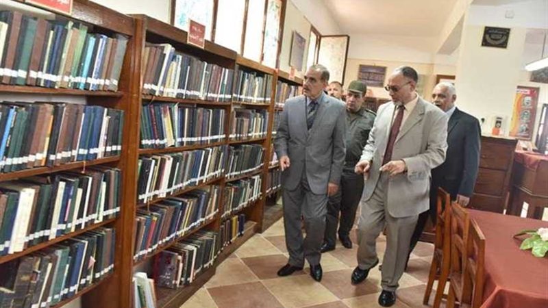 محافظ أسيوط في مدرسة