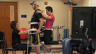 مشلول يمشي مرة أخرى باستخدام جهاز كهربائى في العمود الفقري (فيديو وصور)