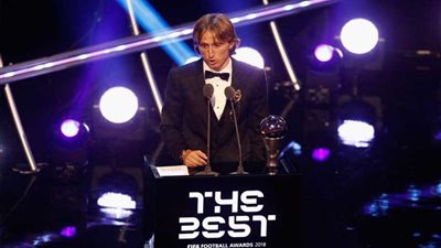 تتويح مودريتش بجائزة أفضل لاعب يحتل عناوين الصحف الأسبانية