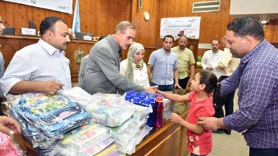 توزيع 500 شنطة مدرسية على الطلاب و200 شهادة أمان على الأولى بالرعاية بأسيوط.. (صور)